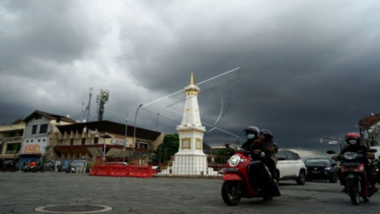 Awan mendung di atas Kota Yogyakarta, Rabu (17/11/2021) (ANTARA FOTO/Andreas Fitri Atmoko/tom)