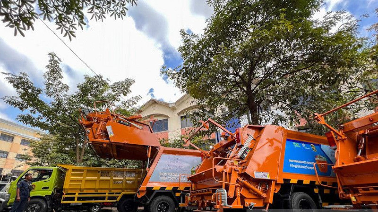 Sejumlah armada pengangkut sampah baru untuk mendukung gerakan nol sampah anorganik pada 2023, khususnya untuk mengangkut sampah dari pasar tradisional di Yogyakarta, Kamis (15/12/2022) (FOTO ANTARA/Eka AR)