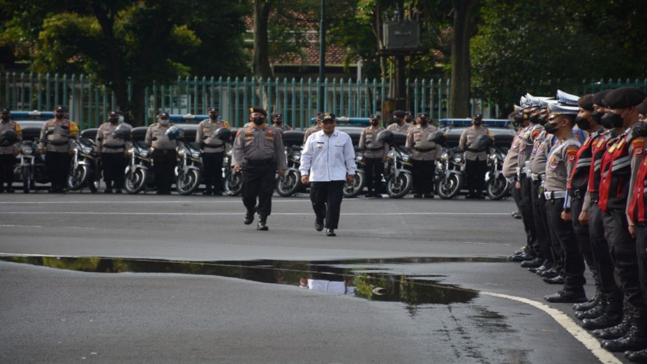 Penjabat Wali Kota Yogyakarta, Sumadi memimpin Apel Gelar Pasukan Operasi Lilin Progo 2022. (Istimewa/Pemkot Yogyakarta)