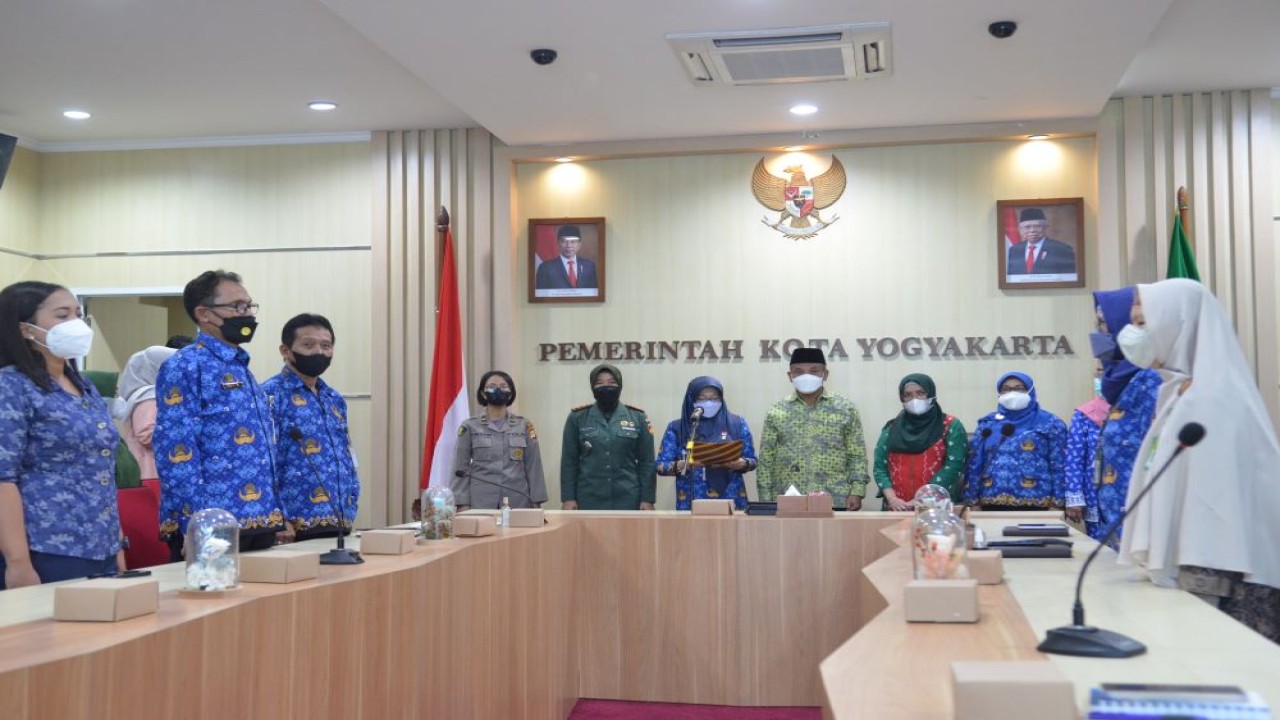 Penjabat Wali Kota Yogyakarta, Sumadi melakukan penandatanganan deklarasi ibu hamil sehat bersama Dinas Kesehatan dan seluruh stakeholder di Ruang Yudistira Balaikota Yogyakarta pada Kamis (22/12/2022).  (Istimewa/Pemkot Yogyakarta)