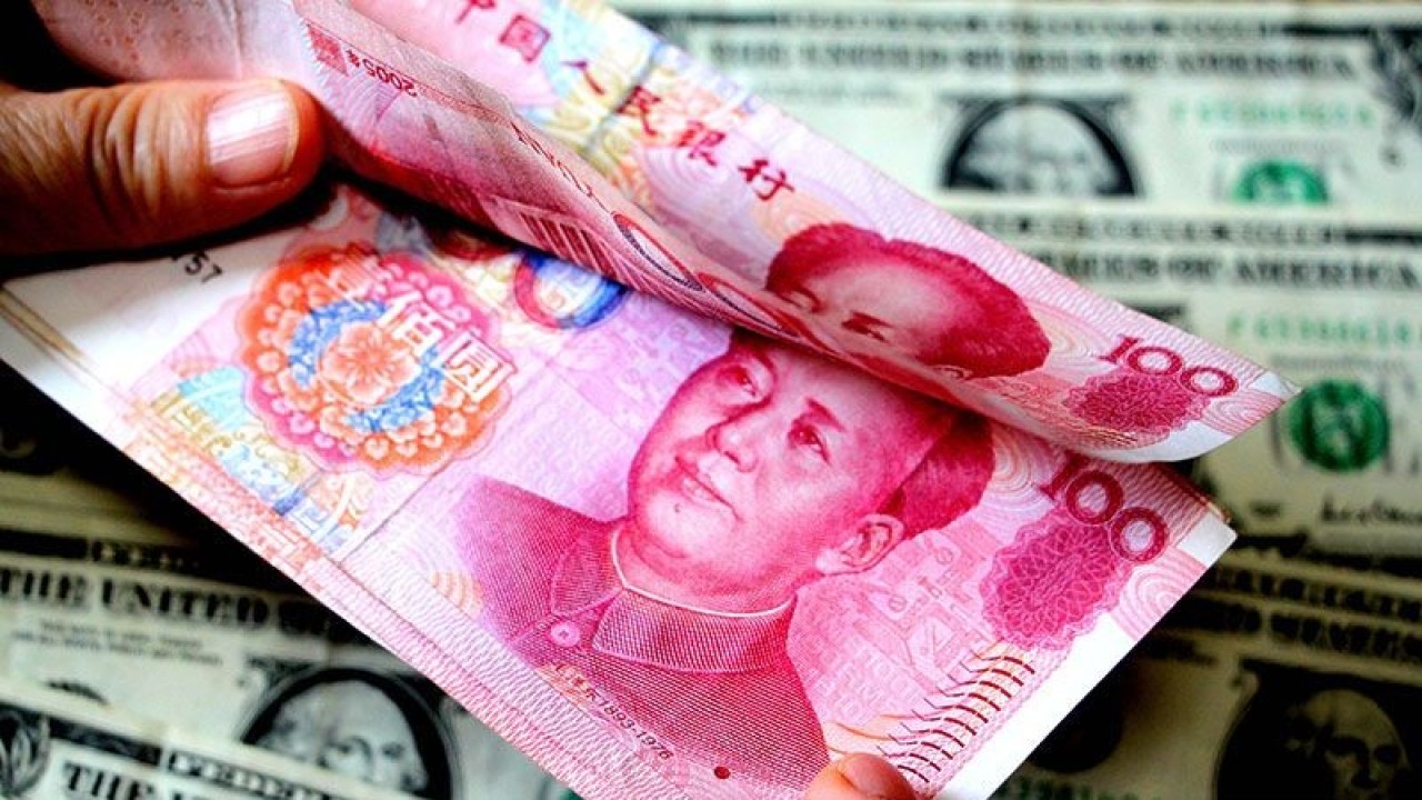 Arsip foto - Seorang warga China menghitung uang kertas dolar AS dan uang kertas yuan RMB (renminbi) di kota Huaibei, provinsi Anhui China timur, 20 Juli 2018. ANTARA/Oriental Image via Reuters Connect/Chen jialiang/pri.