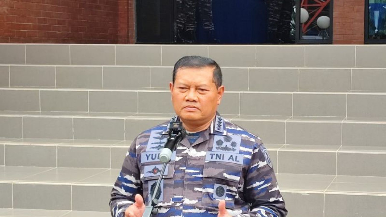 Kepala Staf Angkatan Laut (Kasal) Laksamana TNI Yudo Margono saat memberikan keterangan pers di Mabesal Cilangkap, Jakarta Timur, Jumat (2/12/2022). ANTARA/Syaiful Hakim