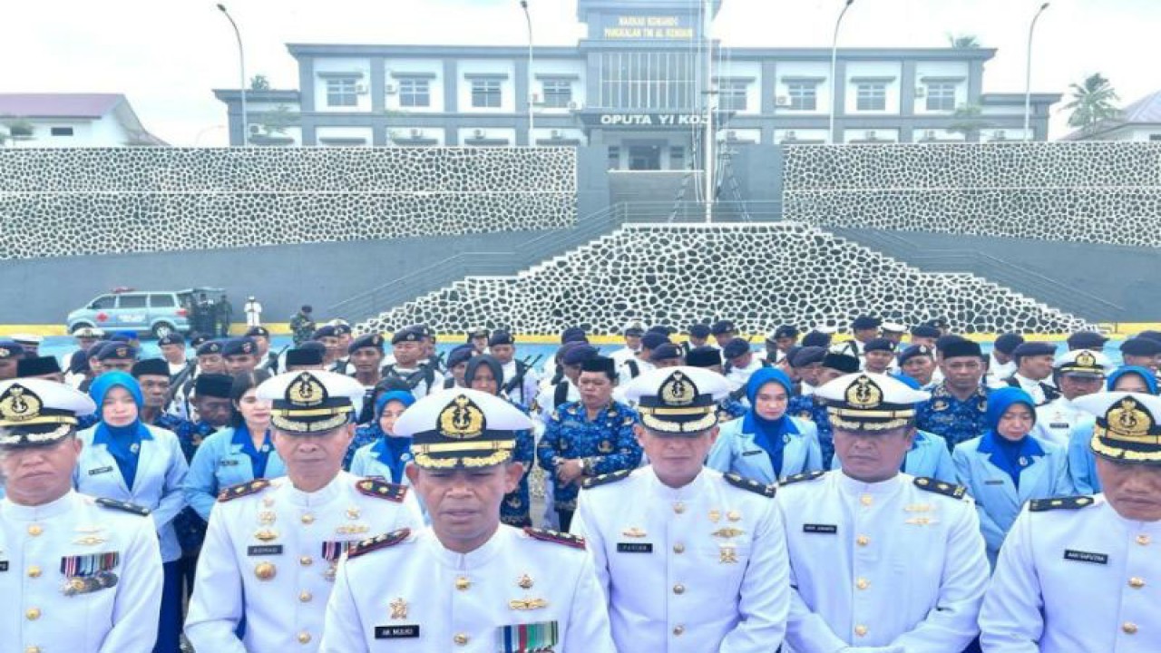 Komandan Pangkalan TNI Angkatan Laut (Lanal) Kendari Letkol Laut (P) Abdul Kadir Mulku Zahari saat diwawancara di Kendari, Senin (16/1/2023) ANTARA/Harianto.