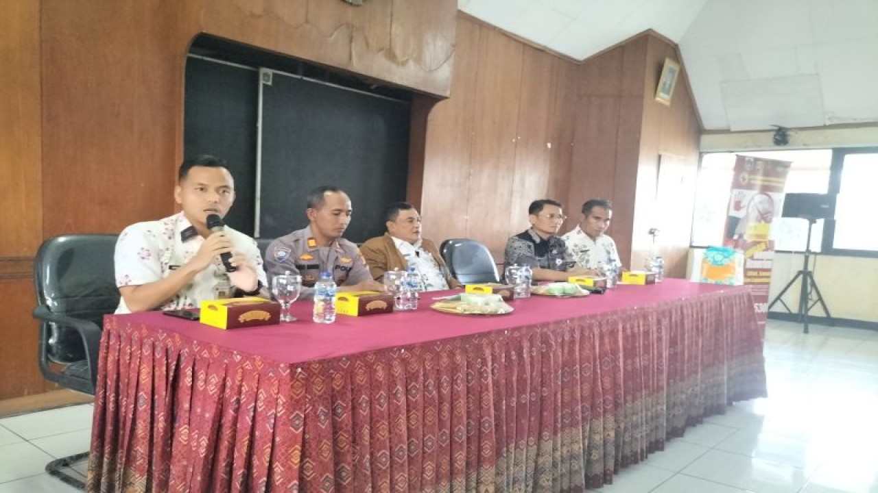 PLH Lurah Duri Kepa, Abdul Rosyid (paling kiri) saat memberikan sambutan dalam kegiatan sosialisasi anti pungli di kantor Lurah Duri Kepa, Jakarta Barat, Kamis (5/1/2023). ANTARA / Walda