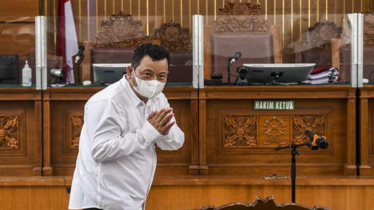 Terdakwa pembunuhan berencana terhadap Nofriansyah Yosua Hutabarat atau Brigadir J, Kuat Ma'ruf, menyapa pengunjung saat sidang lanjutan kasusnya di Pengadilan Negeri Jakarta Selatan, Senin (2/1/2023). Sidang bagi Ricky Rizal tersebut beragendakan mendengarkan keterangan saksi ahli memringankan terdakwa. ANTARA FOTO/Galih Pradipta/foc