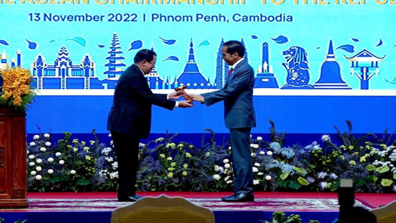 Perdana Menteri (PM) Kamboja Samdech Techo Hun Sen (kiri) secara simbolis menyerahkan palu kayu kepada Presiden Joko Widodo (kanan) yang akan menjalankan peran sebagai ketua ASEAN pada 2023, dalam upacara penutupan KTT ke-40 dan ke-41 ASEAN yang berlangsung di Phnom Penh, Kamboja, Minggu. (13/11/2022). (Antara / HO-asean2022.inb.gov.kh) (Antara / HO-asean2022.inb.gov.kh)