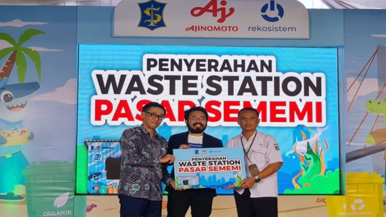 (ki-ka) Presiden Direktur PT AJINOMOTO INDONESIA-Sinichi Matsumoto,CEO and Co- founder Rekosistem-Ernest Christian Layman secara simbolik menyerahkan waste station kepada Perwakilan Dinas Lingkungan Hidup Surabaya-Muhammad Amin. (Ajinomoto)