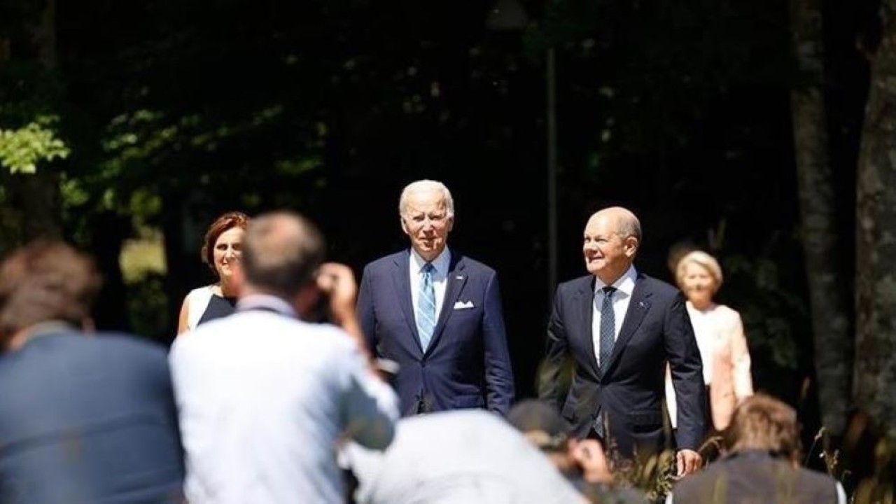 Presiden Amerika Serikat (AS Joe) Biden dan Kanselir Jerman Olaf Scholz berniat untuk mengirimkan kendaraan tempur lapis baja untuk membantu Ukraina melawan Rusia. (Anadolu Agency)