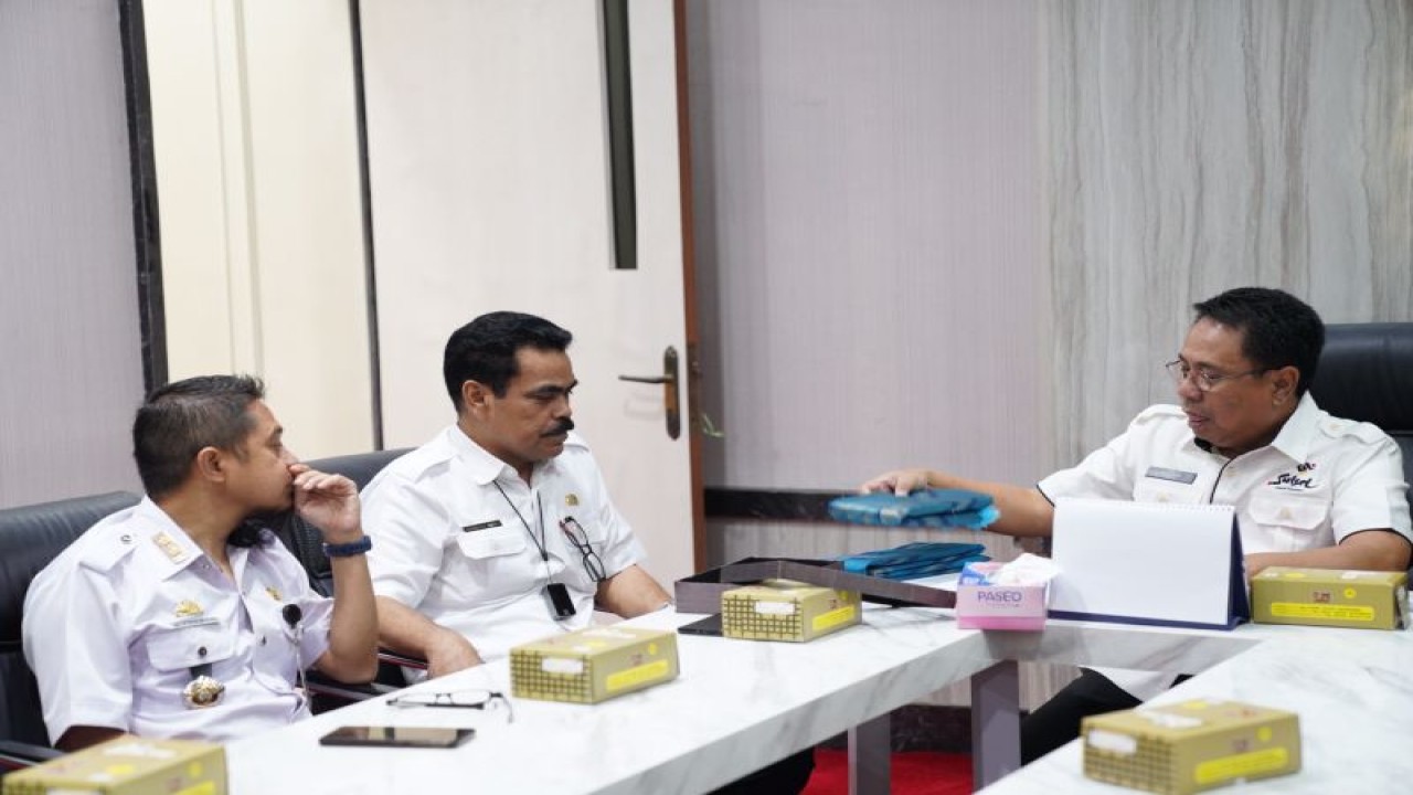 Pj Sekprov Sulsel Andi Aslam (kanan) saat memimpin Rakor Program Prioritas Pemerintah Provinsi Sulsel di Makassar. ANTARA/HO-Humas Pemprov Sulsel.