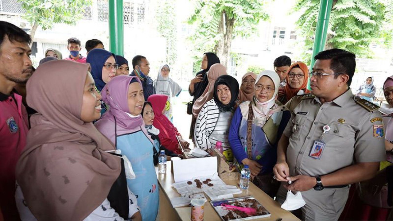 Andri Ferdian, Camat Gambir mendatangi kegiatan pelatihan yang diikuti oleh puluhan ibu selama empat hari ke depan. Suku Dinas Perindustrian, Perdagangan, Koperasi, Usaha Kecil dan Menengah (PPKUKM) Jakarta Pusat gelar pelatihan pembuatan kue dan "bir pletok" dalam program jakpreneur tingkat Kecamatan Gambir, di RPTRA Kejora, Kelurahan Petojo Utara. Selasa (20/9/22). ANTARA/Ulfa Jainita/aa.