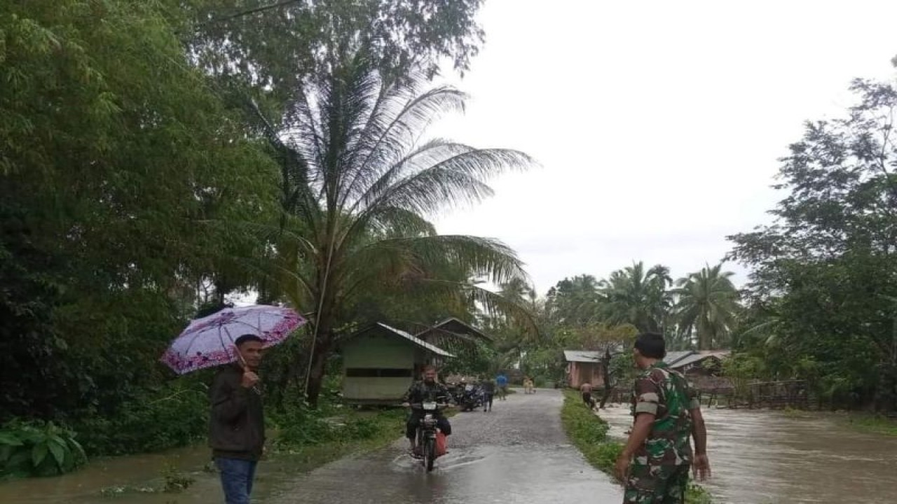 Anggota TNI sedang memantau situasi banjir di wilayah tugasnya di Kabupaten Pidie. (ANTARA/ HO-Humas Kodim Pidie))