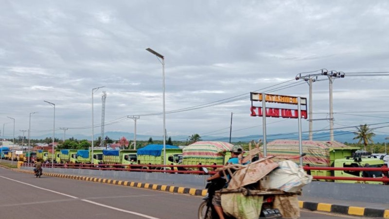 Antrean panjang truk batu bara di kawasan pelabuhan Pulau Baai Kota Bengkulu. ANTARA/Anggi Mayasari