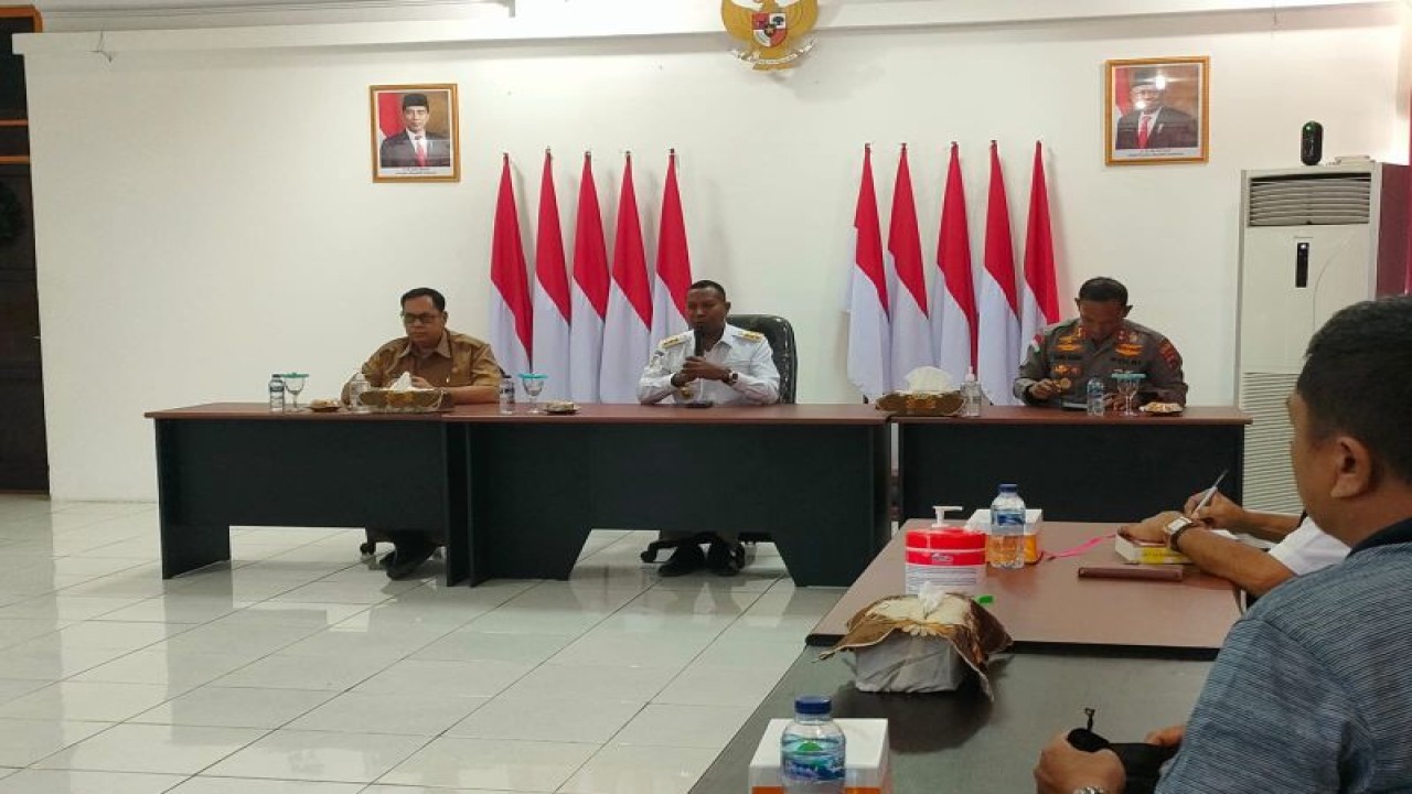 Penjabat Gubernur Papua Selatan Apolo Safanpo saat melakukan pertemuan dengan forkompinda (ANTARA/HO-Humas Pemprov Papua Selatan)