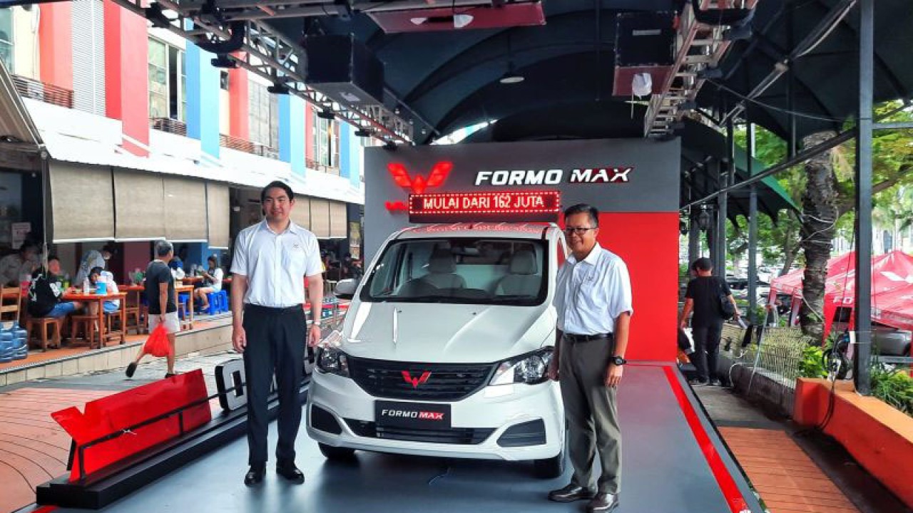 Vice President Wuling Motors, Arif Pramadana berfoto bersama dengan CFO Wuling Motors, Yan Kaili pada peluncuran Formo Max di kawasan Pantai Indah Kapuk (PIK), Selasa (17/01/2023) (ANTARA/Chairul Rohman)