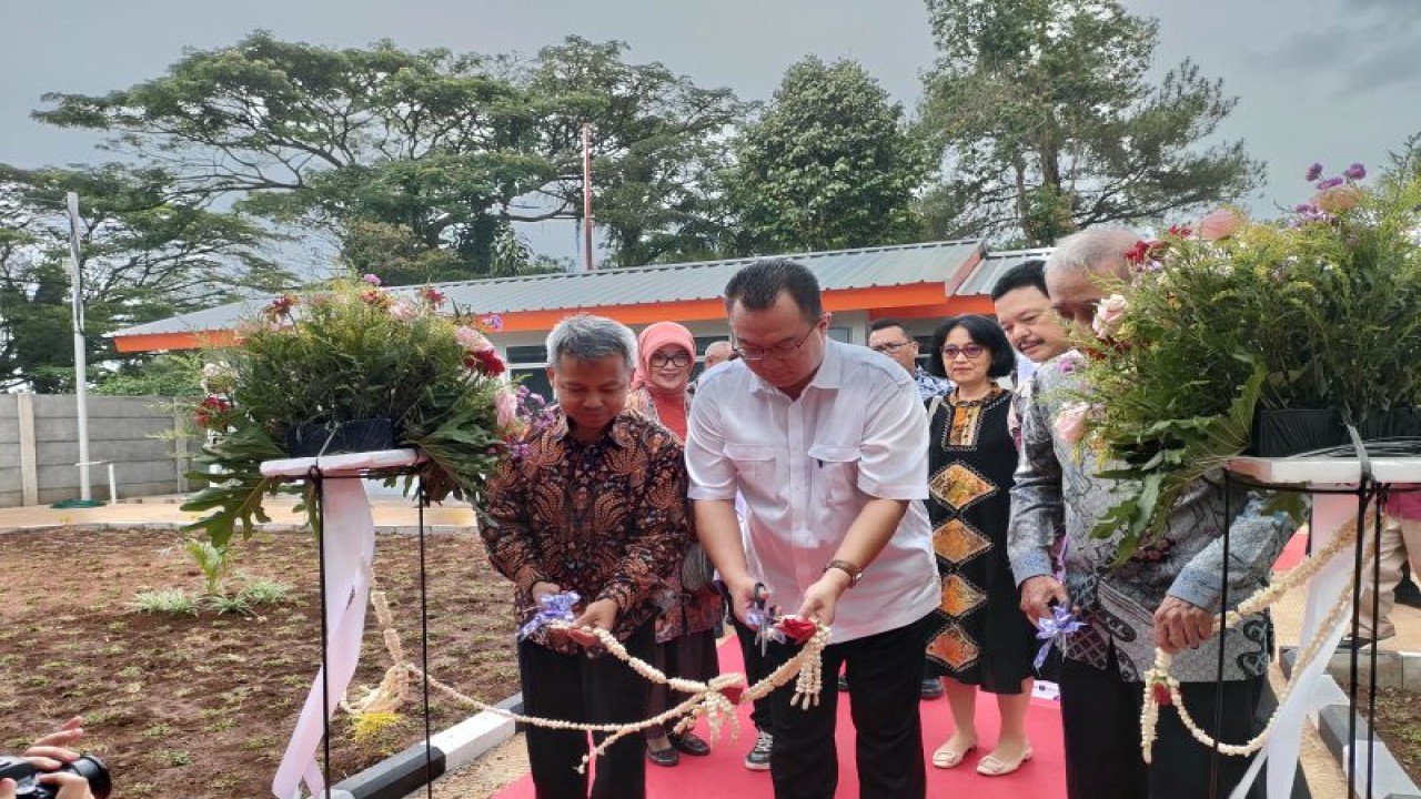 Rektor IPB Arif Satria (kedua dari kiri) saat meresmikan kandang penelitian unggas di Kampus IPB Dramaga, Kabupaten Bogor, Selasa (24/1/2023). (ANTARA/Linna Susanti)