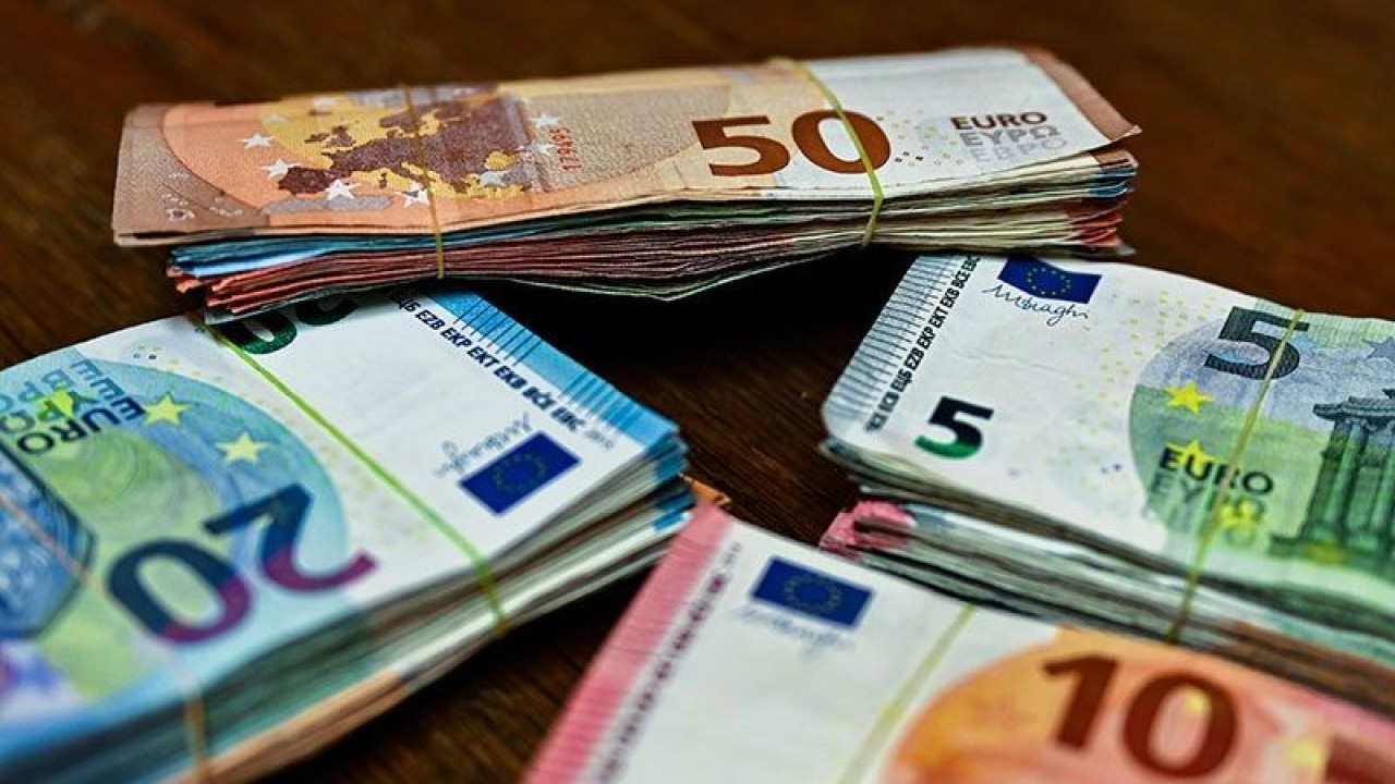 Arsip foto - Gambar ilustrasi uang kertas dan koin dalam euro. Cours-la-Ville, 21 Juli 2022. ANTARA/Adrien Fillon/NurPhoto via Reuters/pri.