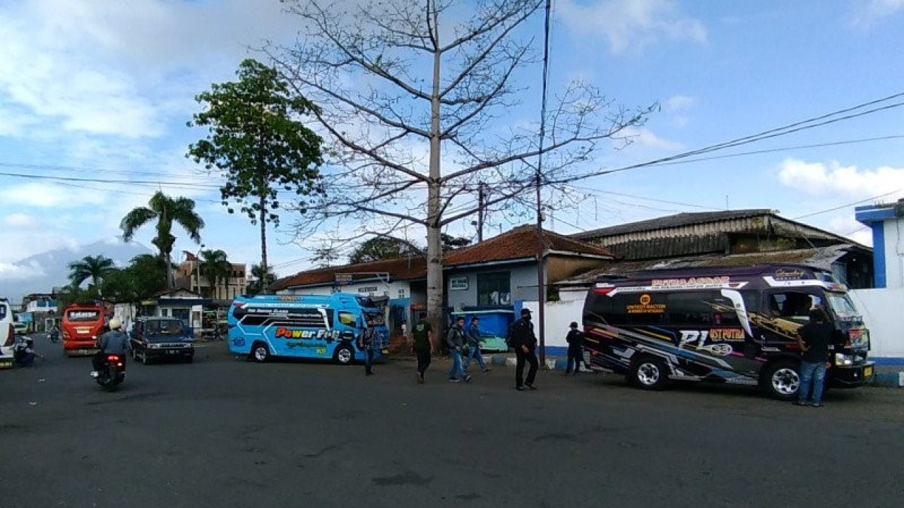 Arsip Foto - Suasana di Terminal Guntur, Kabupaten Garut, Jawa Barat, Senin (8/6/2020). (ANTARA/Feri Purnama)