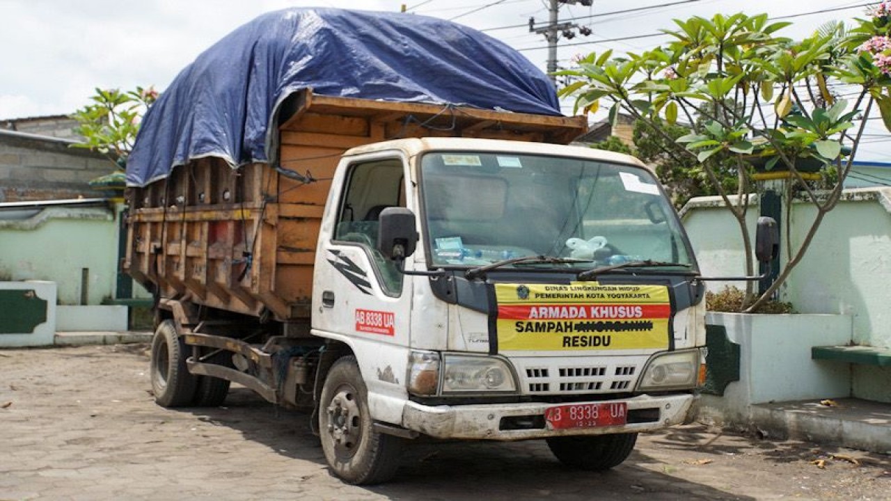 Arsip Foto. Truk pengangkut sampah di Kota Yogyakarta. (ANTARA/HO-Humas Pemkot Yogyakarta)