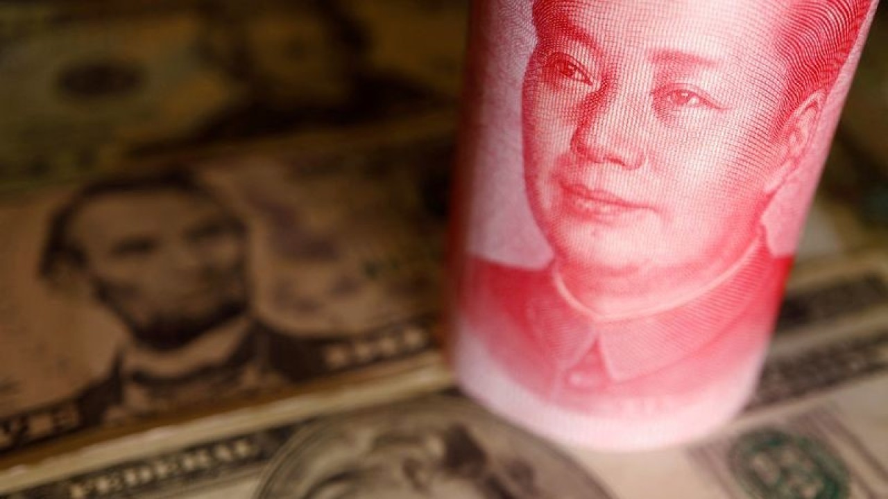Arsip Foto - Uang kertas dolar AS dan yuan China terlihat dalam ilustrasi ini yang diambil Selasa (14/6/2022). ANTARA/REUTERS/Florence Lo/am.