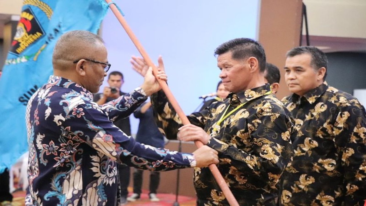 Ketua PWI Pusat Atal S Depari memberikan pataka kepada Ketua PWI Sumbar periode 2022-2027 Basril Basyar dalam pelantikan pengurus PWI Sumbar di Hotel Truntum Padang, Jumat (13/1) (ANTARA/HO Gusdi)