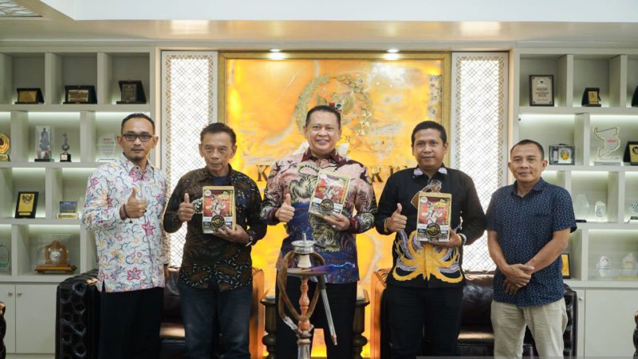 Ketua MPR RI Bambang Soesatyo saat menerima perwakilan Kepala Desa Kabupaten Purbalingga di Kompleks Parlemen Senayan, Jakarta, Jumat (20/1/2023). ANTARA/HO-MPR