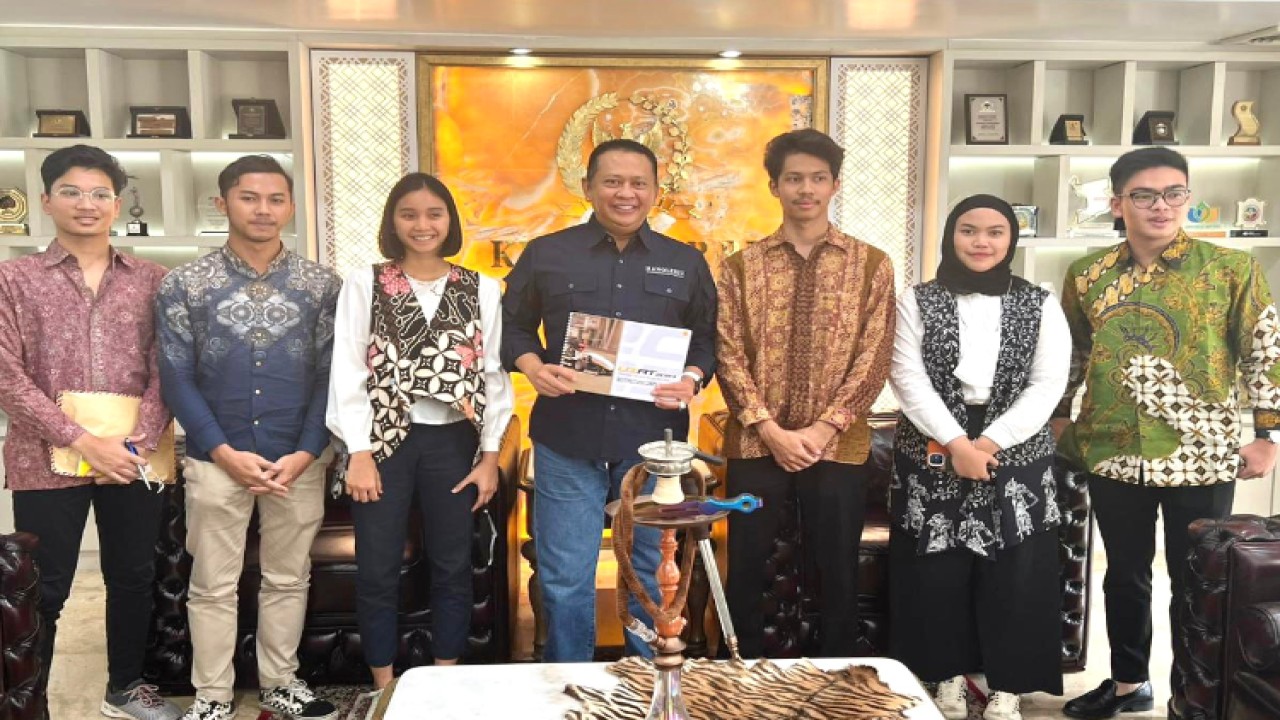 Ketua MPR RI sekaligus Ketua Umum IMI Bambang Soesatyo (tengah) bersama para mahasiswa Universitas Indonesia (UI) yang tergabung dalam UI Racing Team/Dok MPR