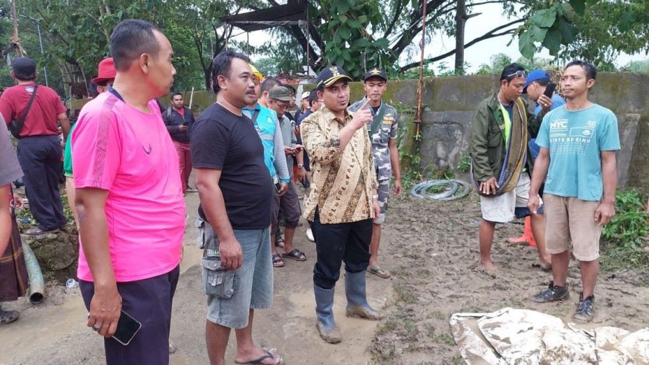 Wakil Gubernur (Wagub) Jawa Tengah (Jateng), Taj Yasin Maimoen (Gus Yasin), meninjau lokasi banjir di Kelurahan Meteseh, Tembalang, Kota Semarang, Sabtu (7/1/2023). (Istimewa/jatengprov.go.id)