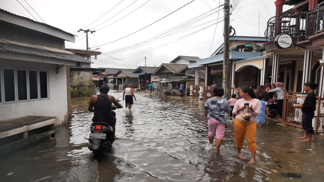 Banjir rob merendam jalan di Kelurahan Kampung Bugis, Tanjungpinang, Kepri, Rabu (25/1). (Ogen)