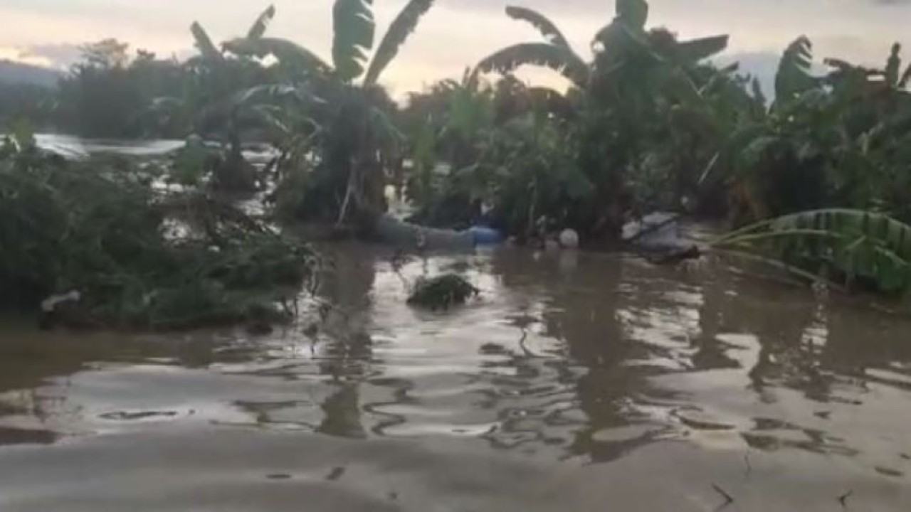 Banjir bandang menerjang Perumahan Dinar Indah, Kelurahan Meteseh, Kecamatan Tembalang, Kota Semarang, Jawa Tengah (Jateng), pada Jumat (6/1/2023). (Istimewa/BPBD Kota Semarang)