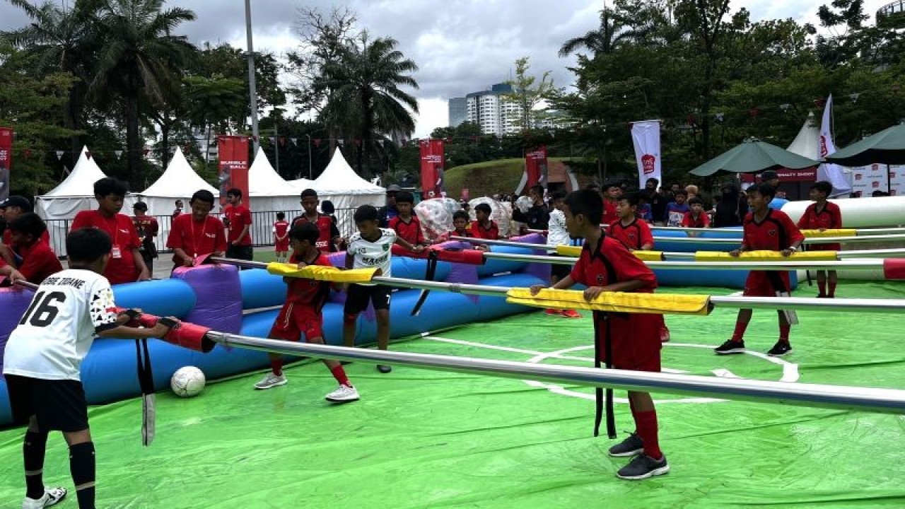 Anak-anak peserta kegiatan BARATI Grassroot Football Fest melakukan permainan tendangan di acara yang dihelat di Senayan Park Jakarta, Minggu (29/1/2023). (ANTARA/Arnidhya Nur Zhafira)