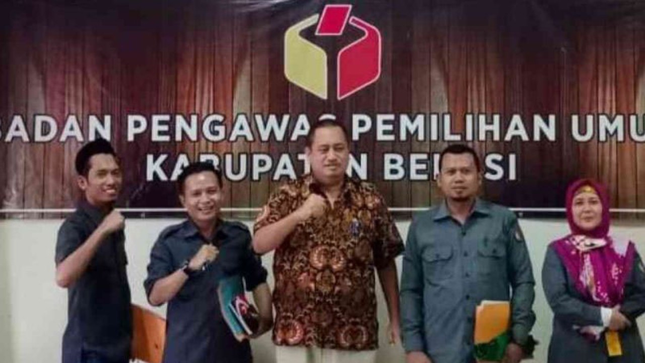 Ketua Bawaslu Kabupaten Bekasi Syaiful Bachri (tengah) Bersama Jajaran ...