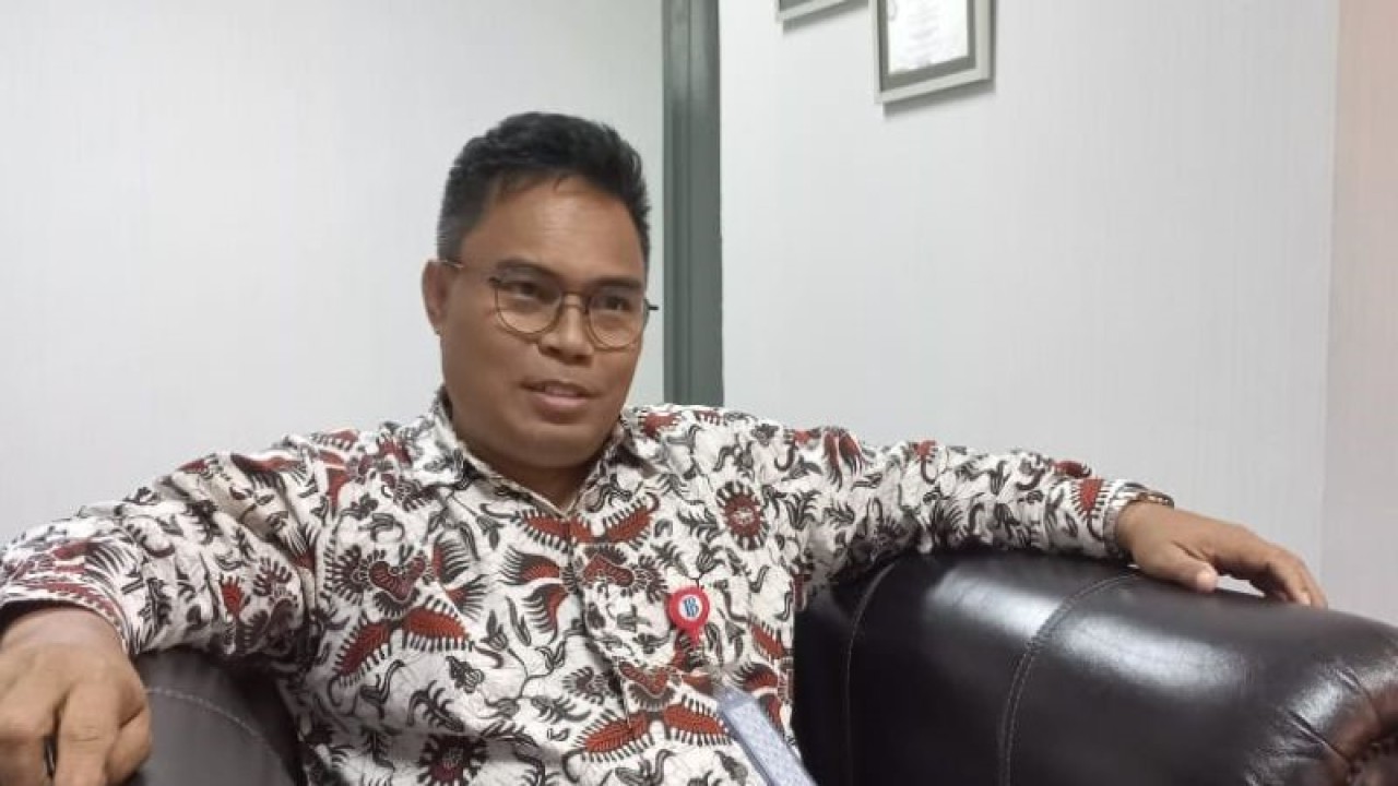 Kepala Perwakilan BI Papua Barat Rommy Sariu Tamawiwy saat ditemui awak media di ruang kerjanya, Rabu (25/1/2023). (ANTARA/Fransiskus Salu Weking)