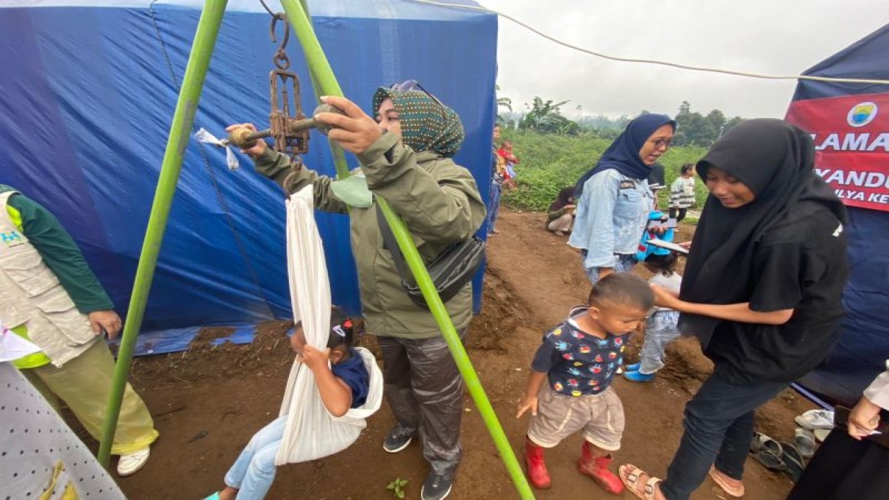 Illustrasi-Bidan dan Kader yang sedang menimbang berat badan anak dengan timbangan sederhana di posyandu darurat bagi korban gempa bumi Cianjur, Jawa Barat. (ANTARA/Hreeloita Dharma Shanti)