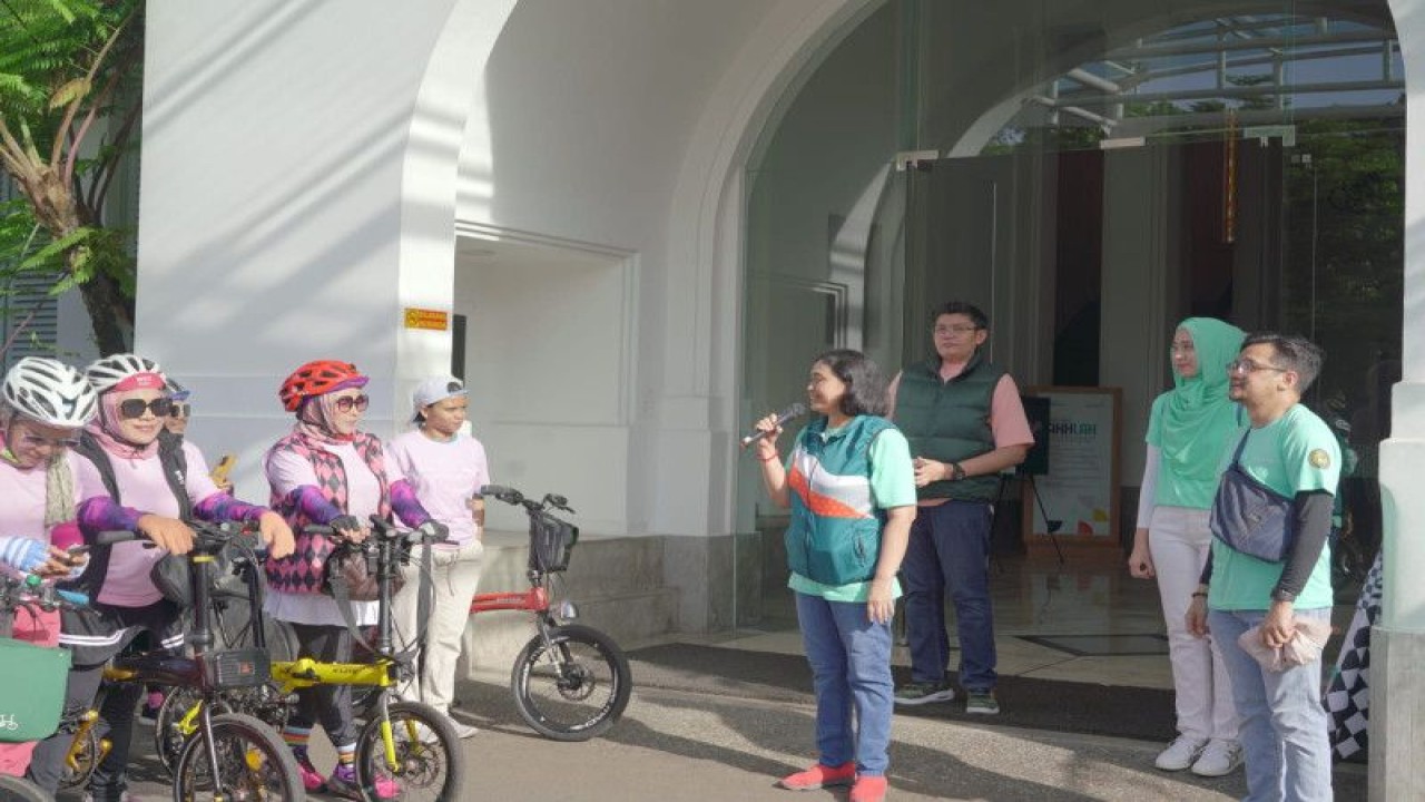 Pelepasan Peserta Funbike dari Komunitas Women Cycling Community (WCC) oleh Direktur Hubungan Kelembagaan Bio Farma, Sri Harsi Teteki, lokasi Start dari Gedung Bio Farma Pasteur dan berakhir di Gedung Sate, Kota Bandung. Kegiatan ini digelar dalam rangka mensosialisasikan bahaya kanker. (ANTARA/HO-Humas Bio Farma)