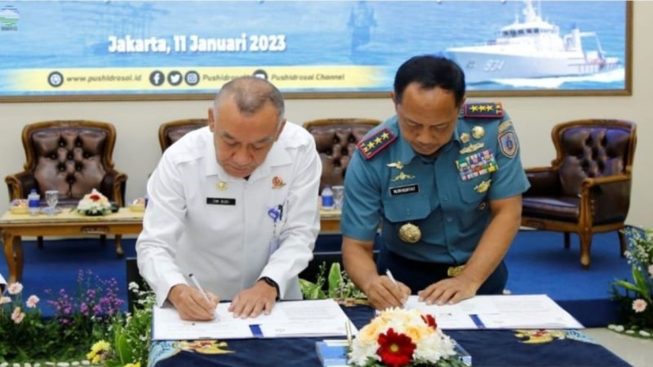 Sekretaris Utama BMKG Dwi Budi Sutrisno dan Komandan Pushidrosal Laksamana Madya TNI Nurhidayat saat menandatangani Perjanjian Kerja Sama (PKS) di Ruang Serba Guna Pushidrosal, Ancol Timur, Rabu (11/1/2023). ANTARA/HO-laman BMKG