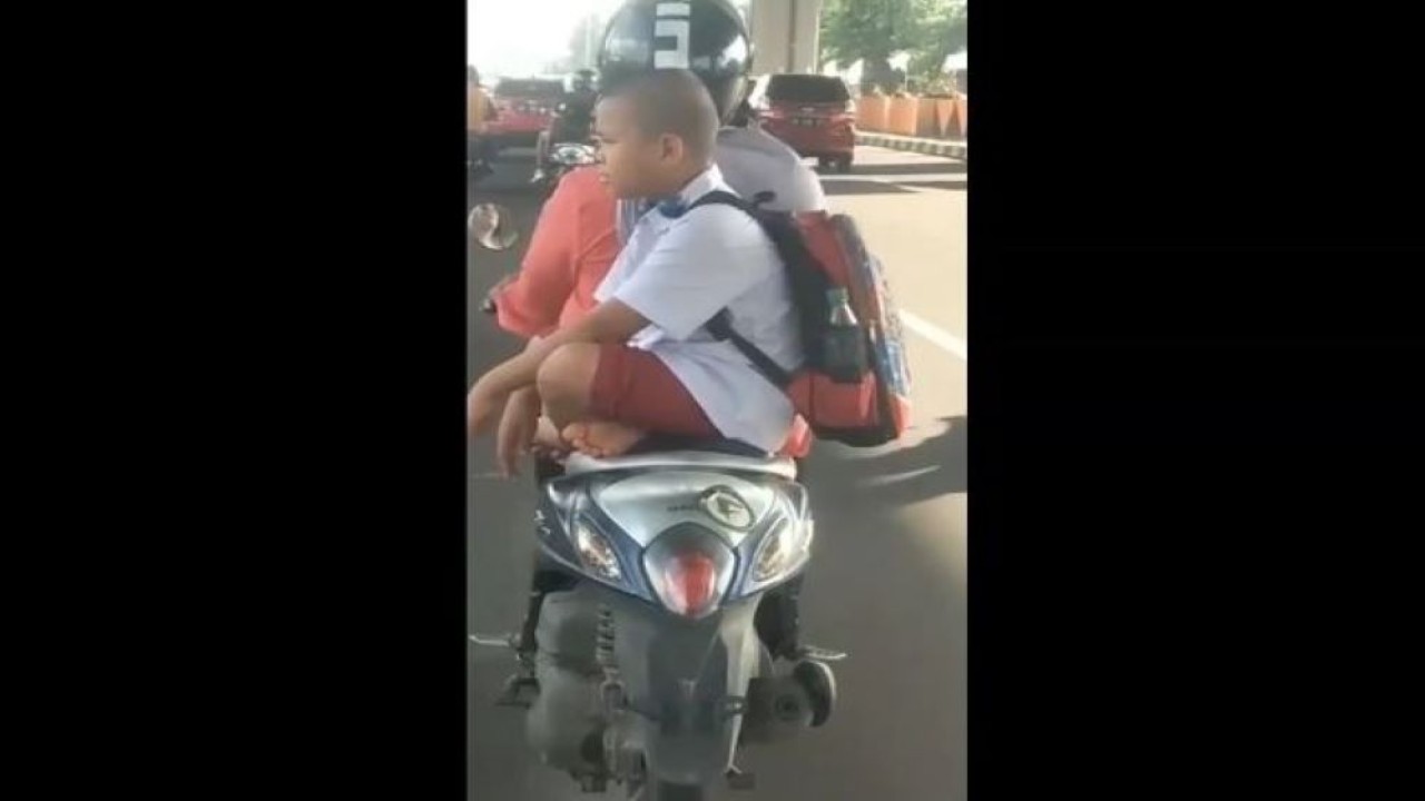 Viral bocah santuy dibonceng motor duduk bersila. (Tangkapan layar/Instagram @indoviral8)