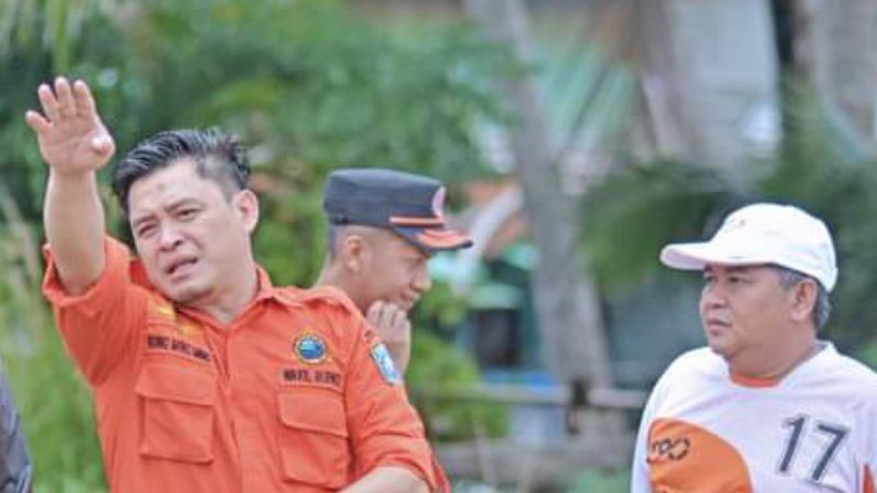 Wakil Bupati Bangka Barat Bong Ming Ming bersama Anggota DPRD Kabupaten Alha Agus meninjau lokasi langganan banjir di Kampung Tanjunglaut, Mentok. (ANTARA/HO-Diskominfo Bangka Barat)