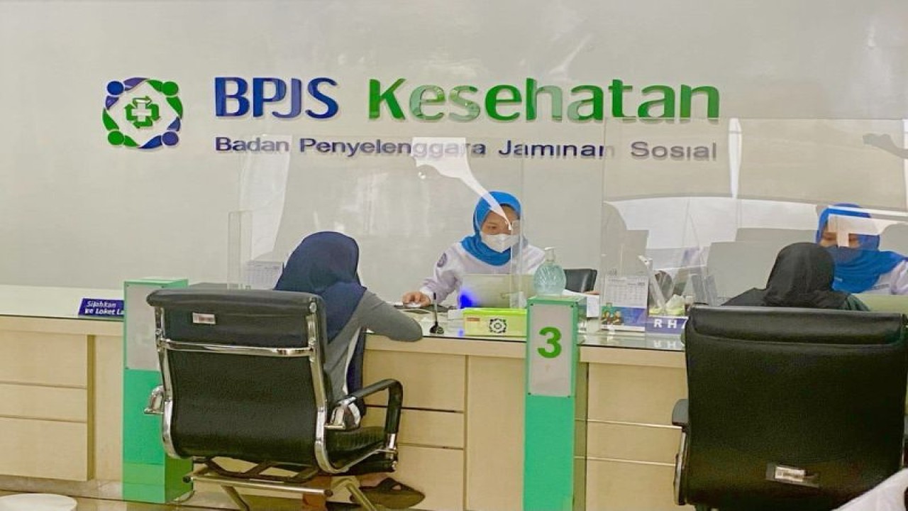 Petugas Bpjs Kesehatan Cabang Bandarlampung Sedang Melayani Masyarakat Yang Datang