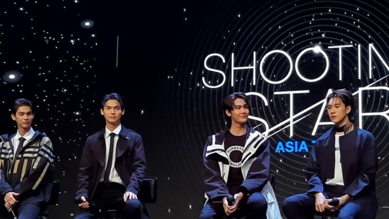 Dari kiri ke kanan: Aktor Asal Thailand Vachirawit Chivaaree (Bright), Metawin Opas-iamkajorn (Win), Jirawat Sutivanichsak (Dew) dan Hirunkit Changkham (Nani) dalam konferensi pers "Shooting Star Asia Tour 2022" di Jakarta, Sabtu (15/10/2022). (ANTARA/Lia Wanadriani Santosa)