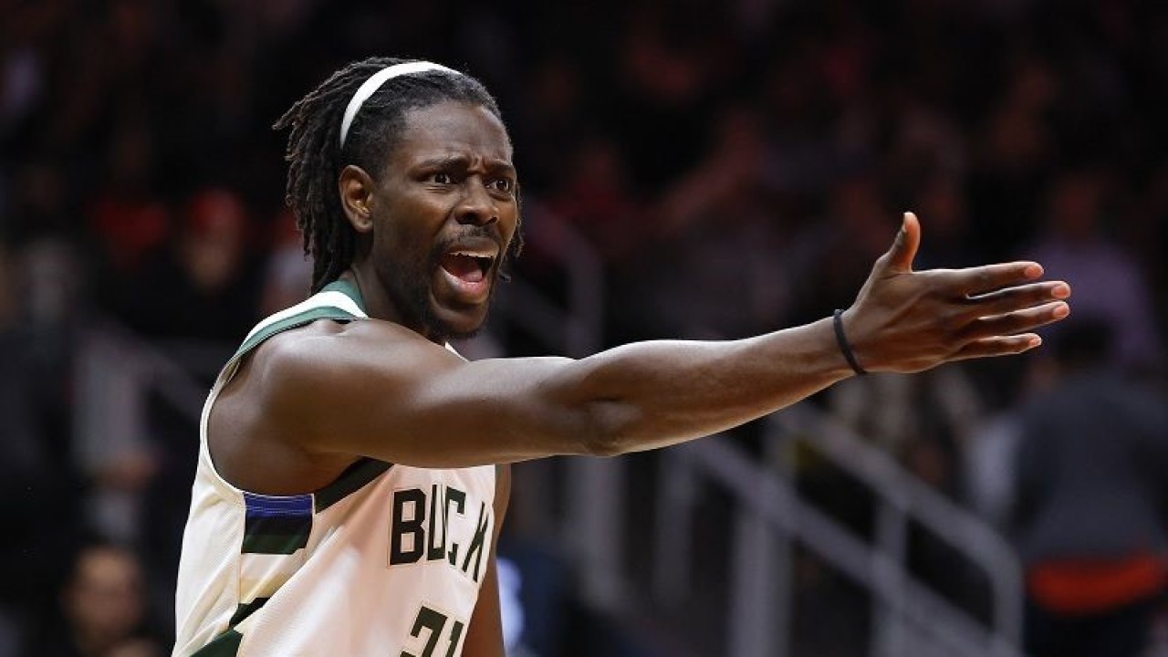 Reaksi pebasket Milwaukee Bucks Jrue Holiday dalam gim lanjutan NBA melawan Atlanta Hawks di State Farm Arena, Georgia, Amerika Serikat, Rabu (11/1/2023) waktu setempat. (ANTARA/AFP/GETTY IMAGES/Todd Kirkland)