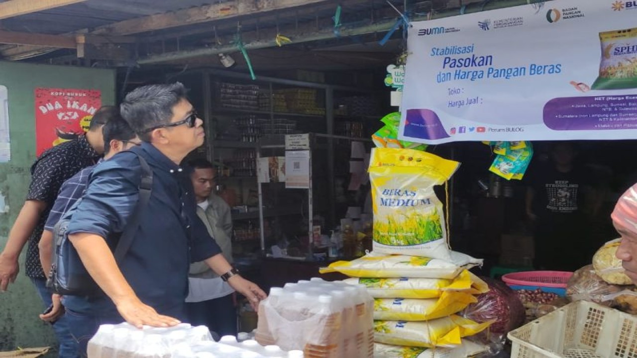 Pemimpin Wilayah Perum Bulog NTB Abdul Muis Sayyed Ali saat mengecek harga beras Bulog yang dijual pedagang di pasar tradisional Kota Mataram, NTB. ANTARA/HO-Humas Bulog