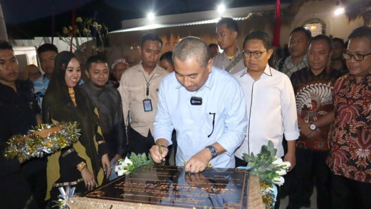 Bupati Bone Bolango Hamim Pou menandatangani prasasti pada peresmian Shava Beach Resort di Desa Biluango, Kecamatan Kabila Bone, Kabupaten Bone Bolango, Gorontalo. ANTARA/HO-Diskominfo Bone Bolango