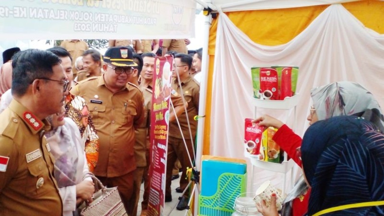 Bupati Solok Selatan, Khairunas (kiri) meninjau stan Solok Selatan Expo di RTH Solok Selatan, Padang Aro, Senin (2/1/2023). (ANTARA)