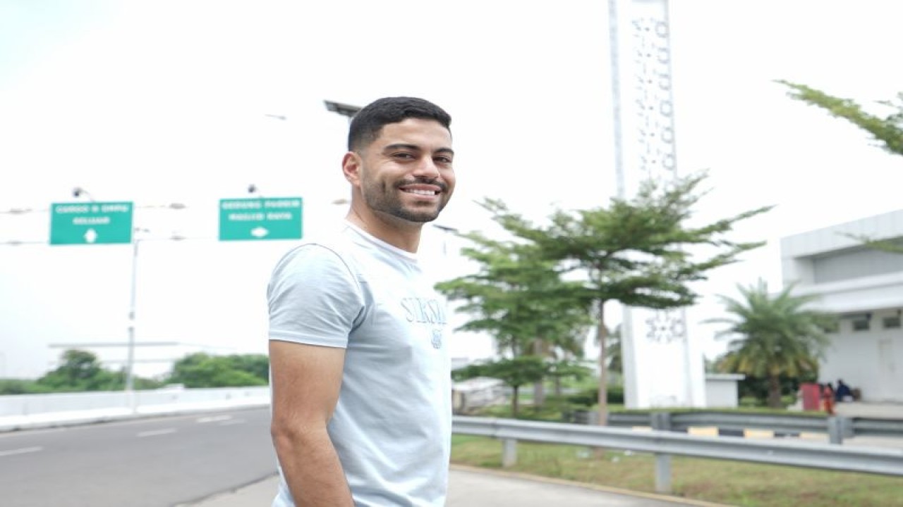Calon pemain asing baru PSIS Semarang Victor Guilherme Dos Santos Carvalho saat tiba di Semarang, Rabu. (ANTARA/ HO-PSIS Semarang)