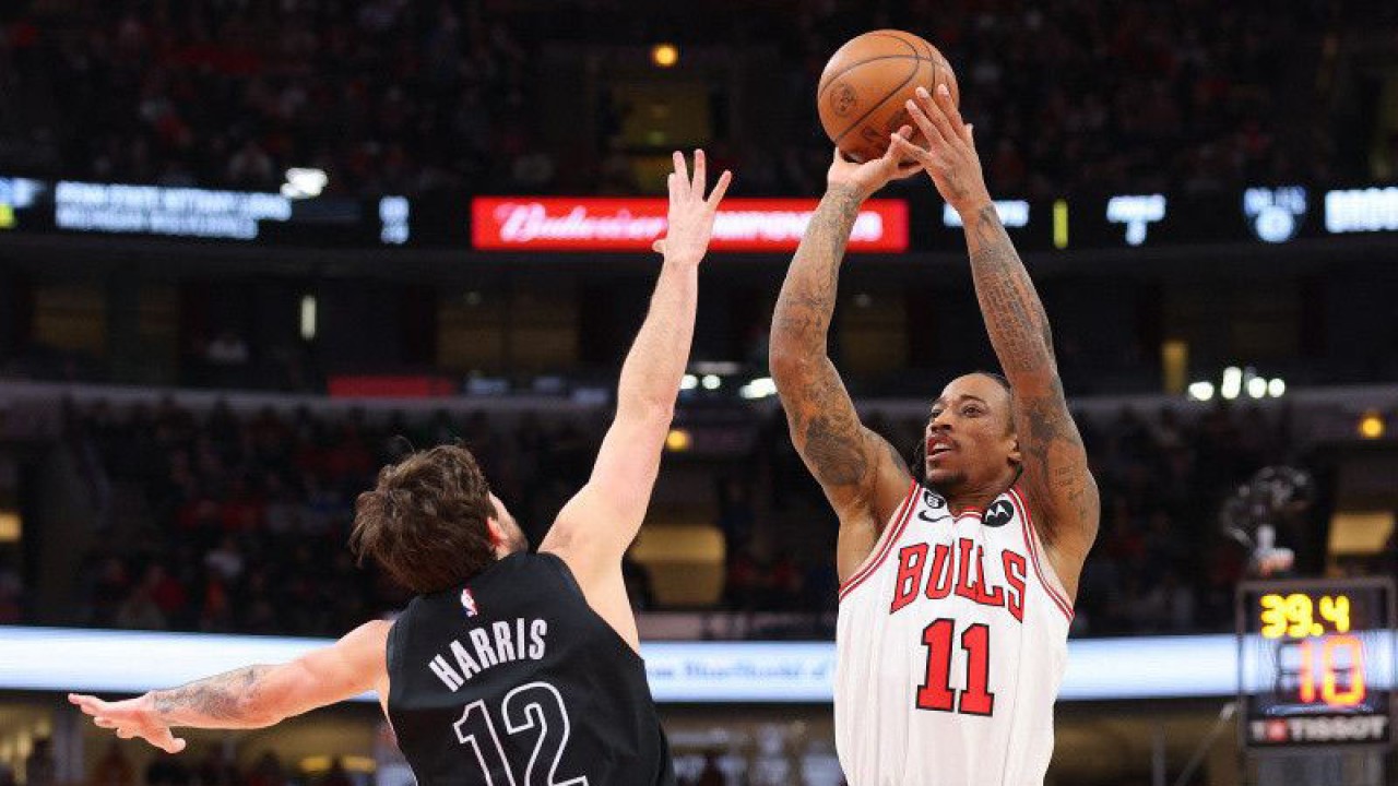 Bintang Chicago Bulls DeMar DeRozan (kanan) melepaskan tembakan di hadapan pemain Brooklyn Nets Joe Harris dalam gim lanjutan NBA di United Center, Illinois, Amerika Serikat, Rabu (4/1/2023) waktu setempat. (ANTARA/AFP/GETTY IMAGES/Michael Reaves)