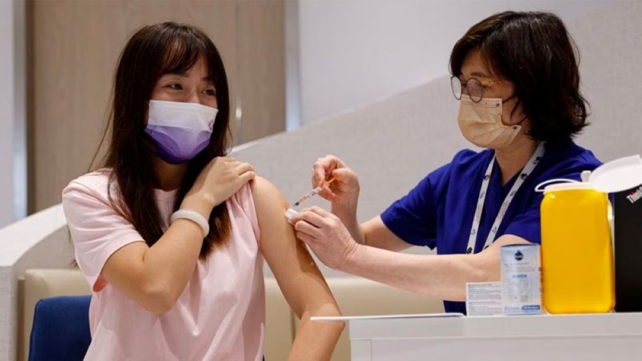 Yoyo Liang, yang merupakan warga China daratan, menerima dosis vaksin Covid-19 BioNTech di sebuah klinik swasta di Hong Kong, pada 12 Januari 2023. (Reuters)