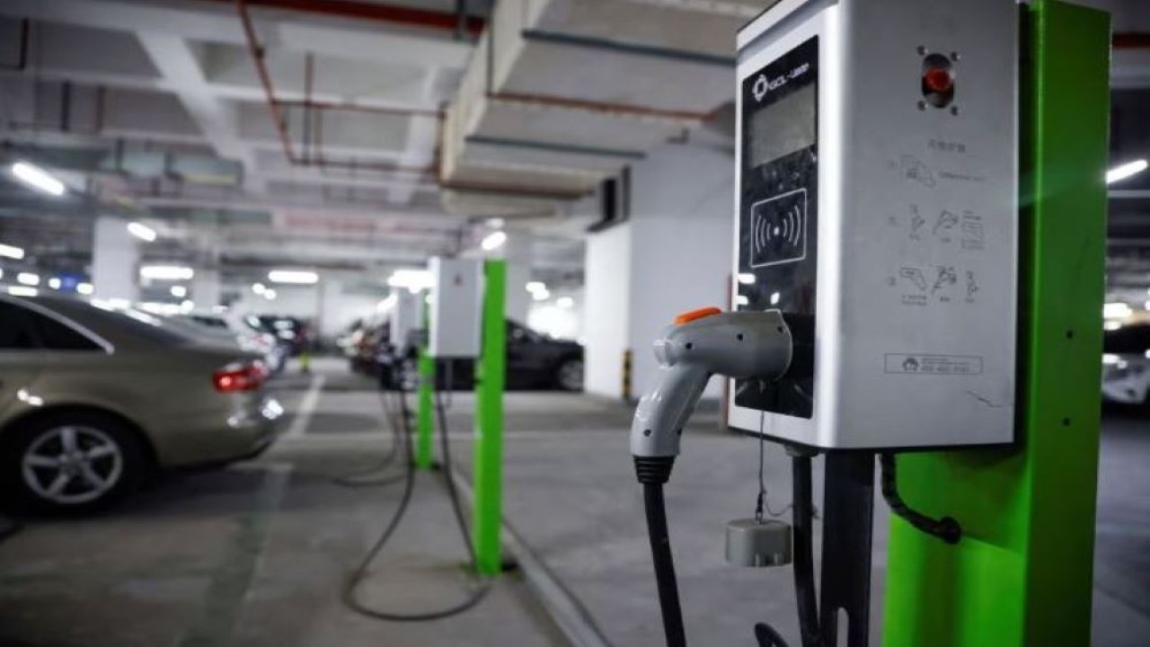 Stasiun pengisian daya kendaraan listrik di lokasi parkir di Shanghai, China, 13 Maret 2021. (Aly Song/Reuters)