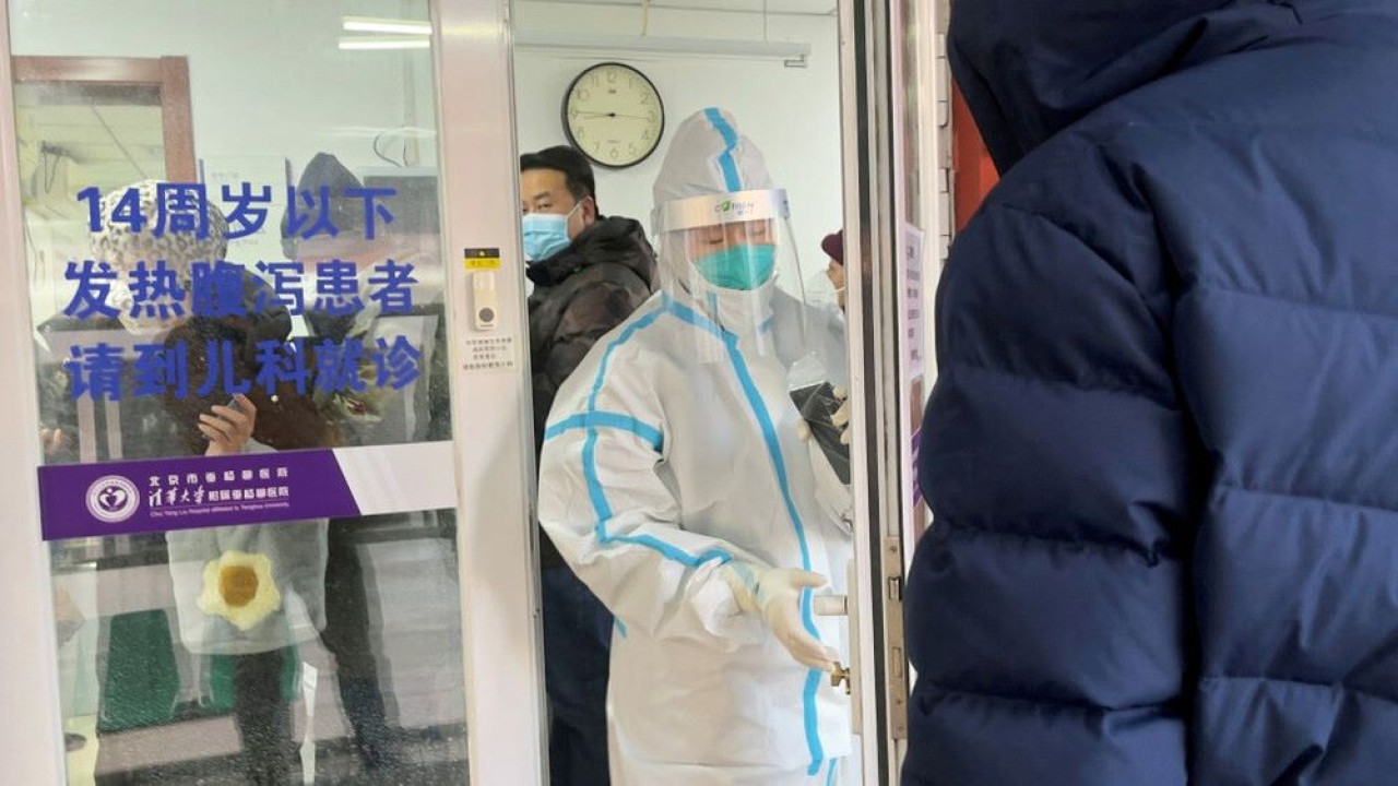 Seorang penumpang pesawat dari Dalian di China, menuju area pengujian penyakit Covid-19, setibanya di bandara internasional Narita di Narita, sebelah timur Tokyo, Jepang, 12 Januari 2023. (Kim Kyung-Hoon/Reuters)
