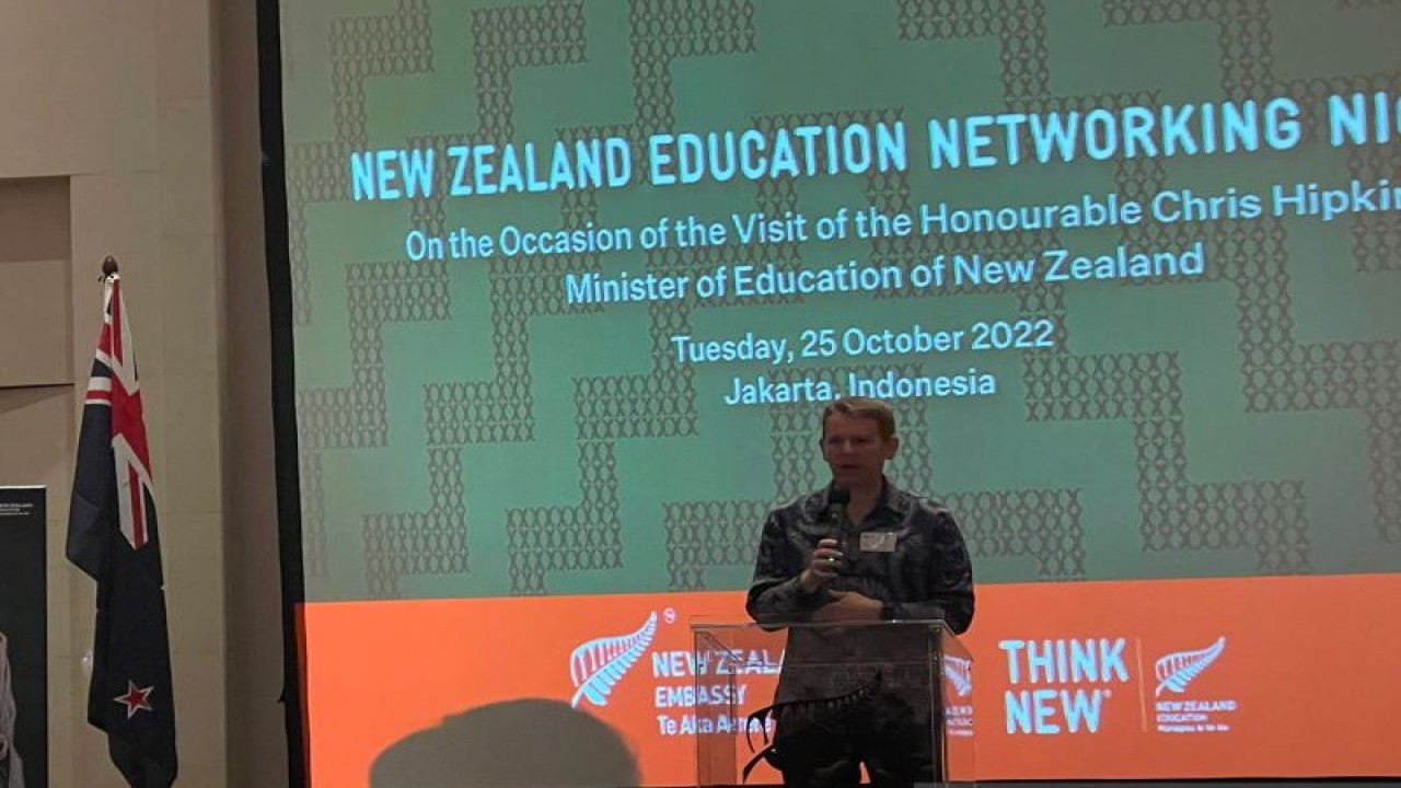 Perdana Menteri Selandia Baru ke-41 Chris Hipkins saat masih menjabat sebagai menteri pendidikan dalam konferensi pers di Jakarta, Selasa (25/10/2022). (ANTARA/Aria Cindyara)