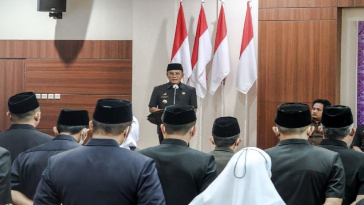 Bupati Ciamis, Herdiat Sunarya saat pelantikan dan pengambilan sumpah 31 pejabat di lingkungan Pemkab Ciamis di Aula Sekretariat Daerah Ciamis, Jawa Barat, Kamis (5/1/2023). (FOTO ANTARA/HO-Humas Pemkab Ciamis)